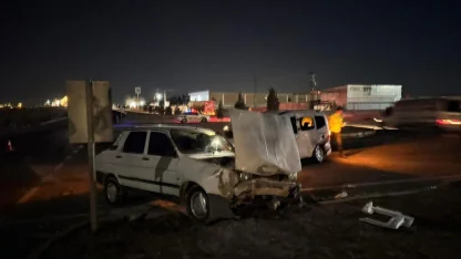 Şanlıurfa'da hafif ticari araç ile otomobil çarpıştı: 5 yaralı