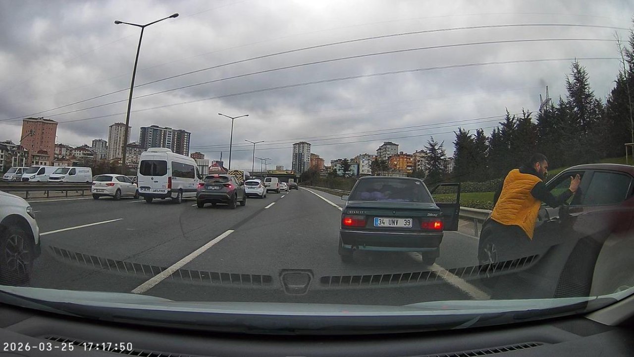 Ümraniye'deki dehşet anları kamerada! E-5'te yolunu kesip tokatladı...