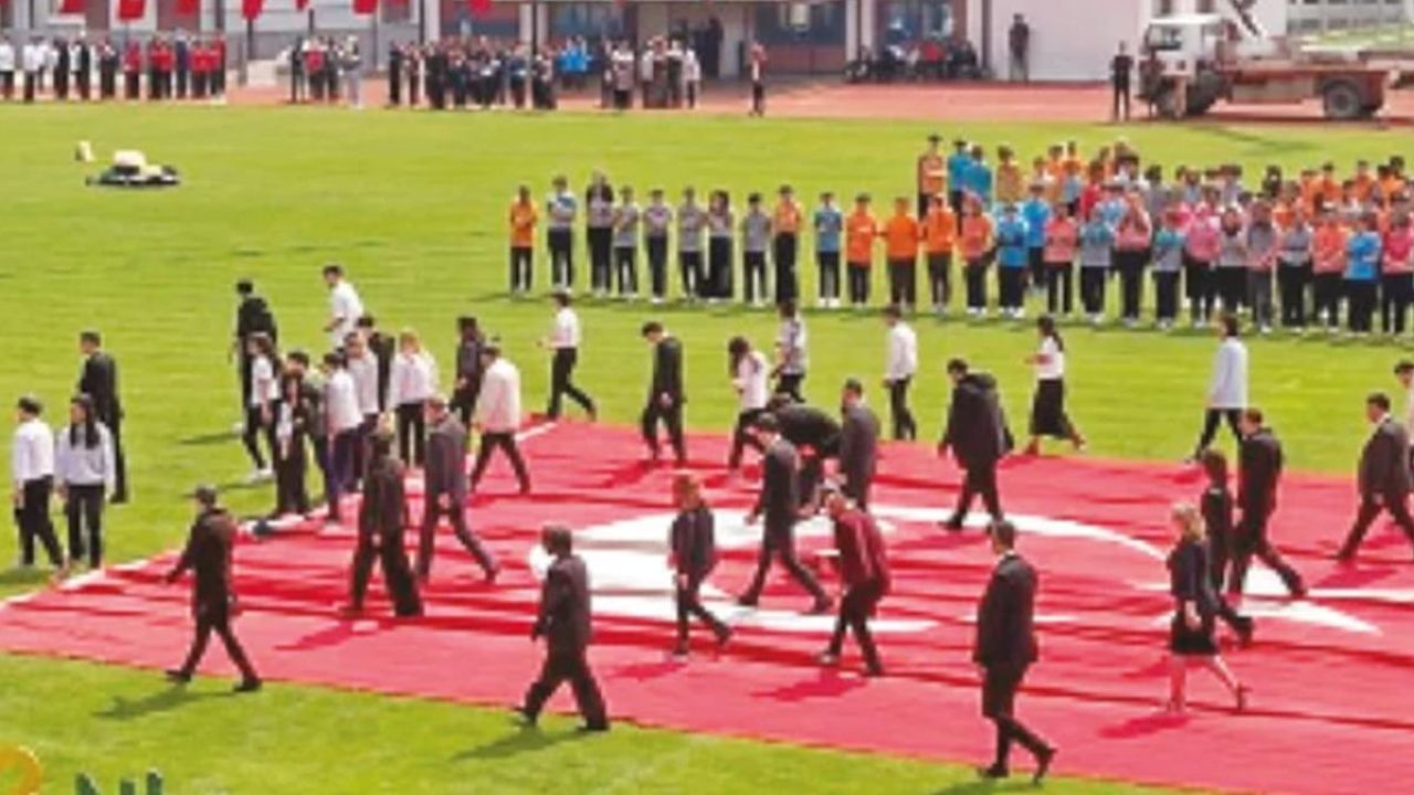 23 Nisan'da yere serilen bayrak görüntüsü olay oldu! Gerçek ise...