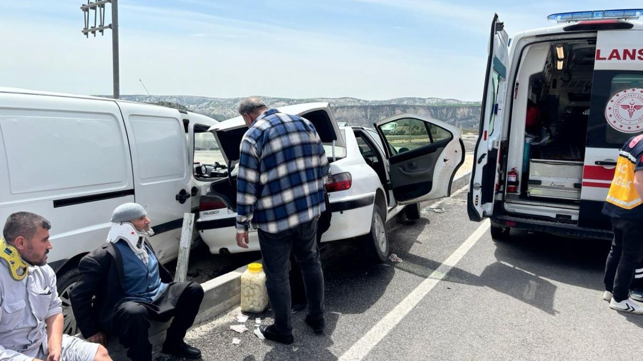 Adıyaman'da 2 otomobil çarpıştı; 6 yaralı