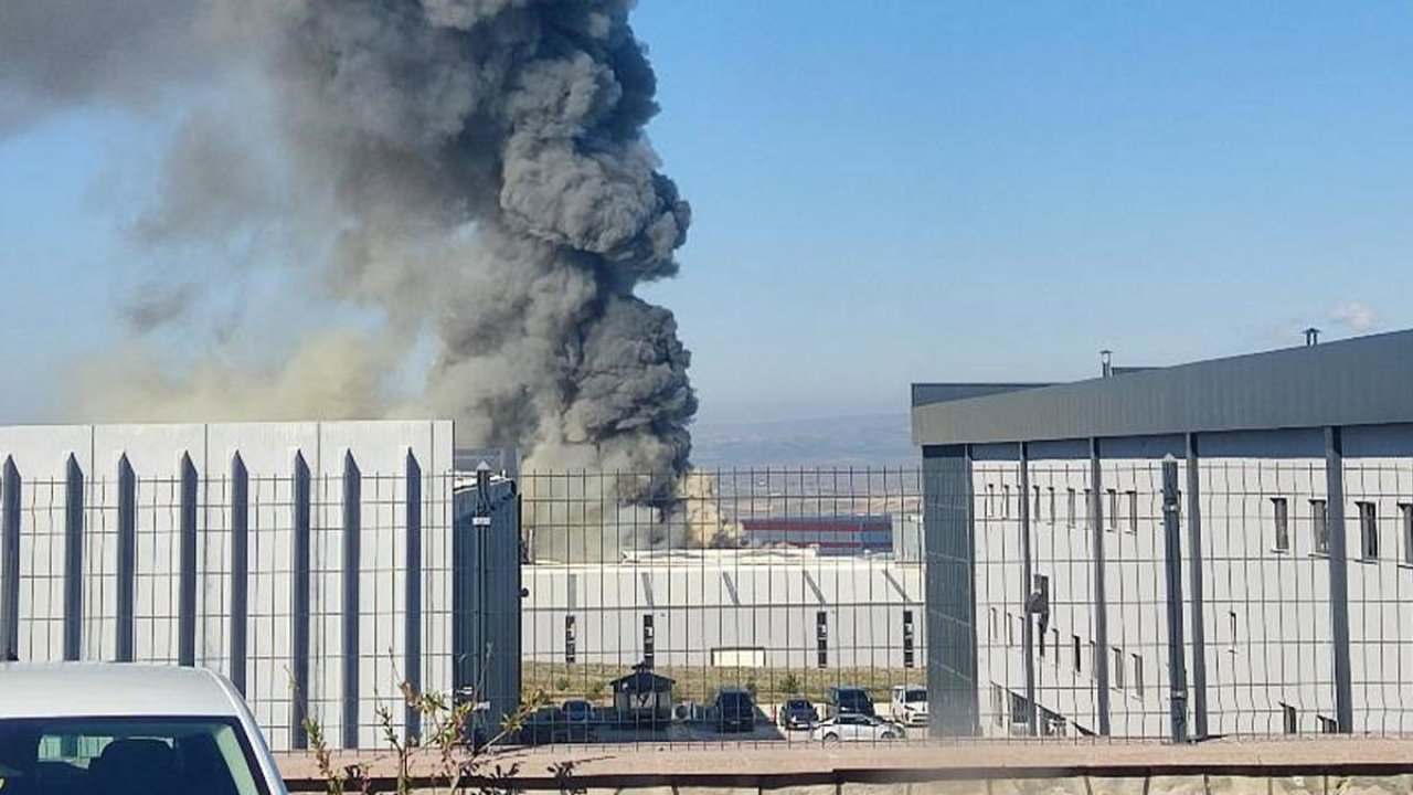 Ankara'da fabrika yangını! Gökyüzünü dumanlar kapladı
