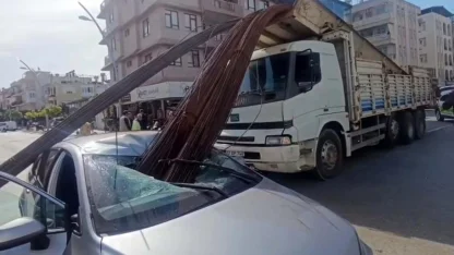 Antalya'da korkunç kaza! İnşaat demirleri araca böyle saplandı