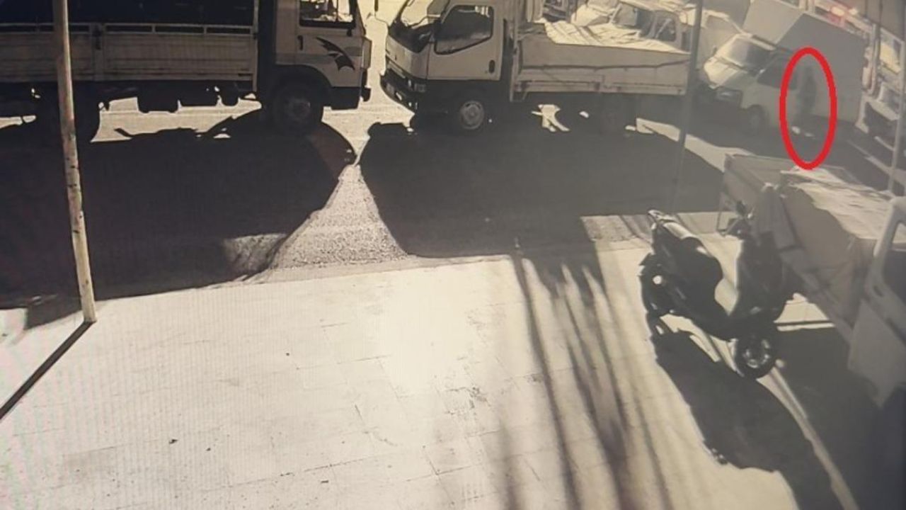 Antalya’da üzerinde anahtarı unutulan biber yüklü kamyonet terk edilmiş halde bulundu