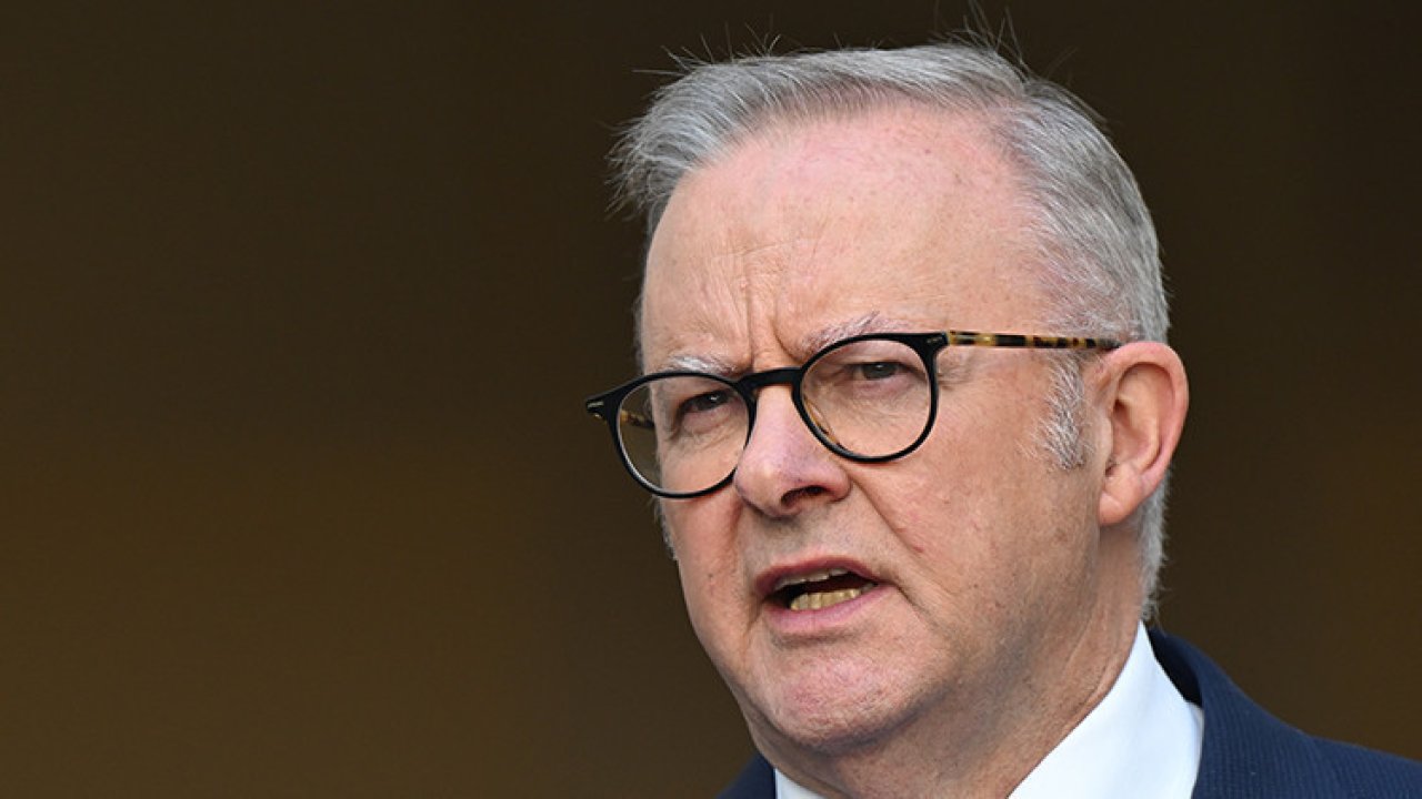 Avustralya'da acil savaş tedbirleri: 'Fazla yakıt almayın, işe toplu taşımayla gidin'