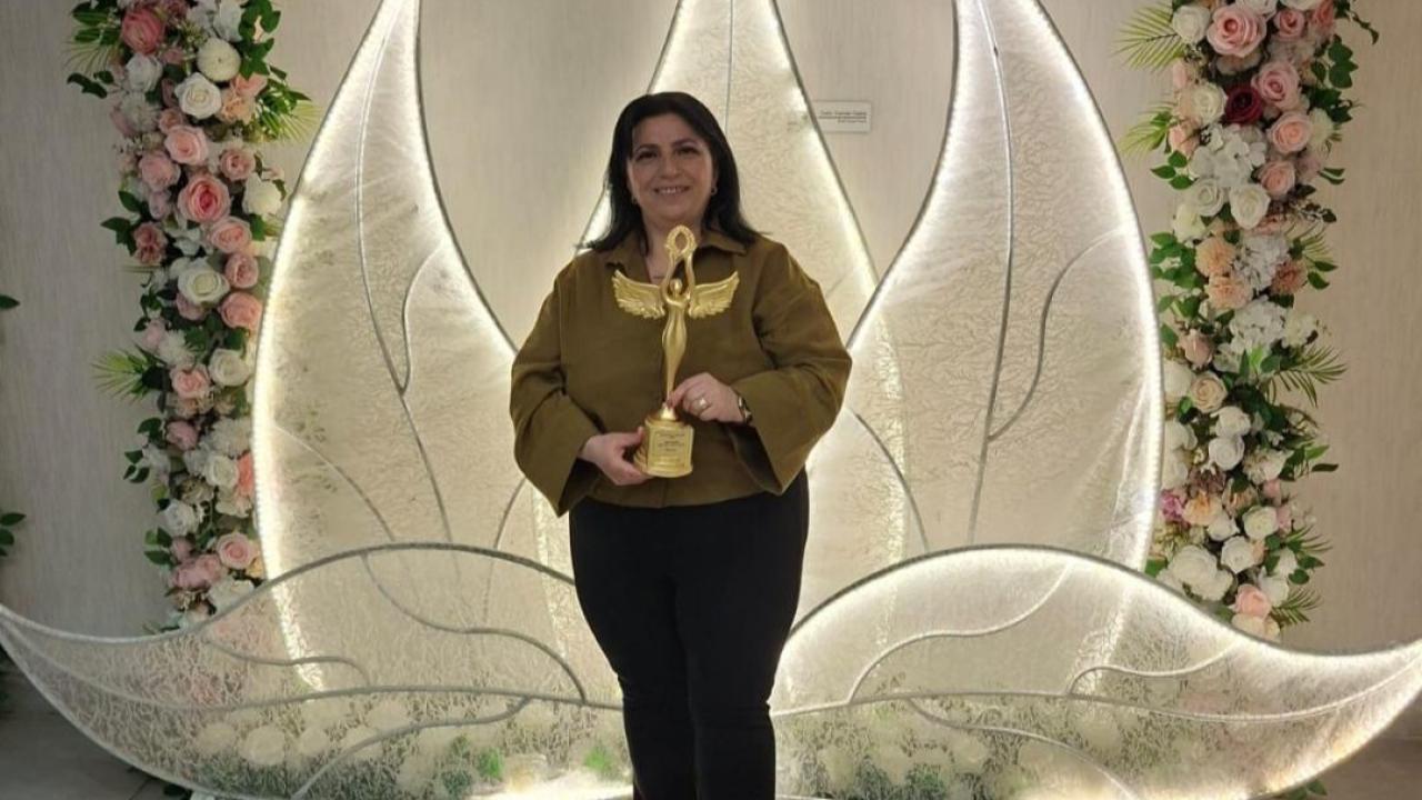 AYŞE OKAY ÖDÜLE DOYMUYOR