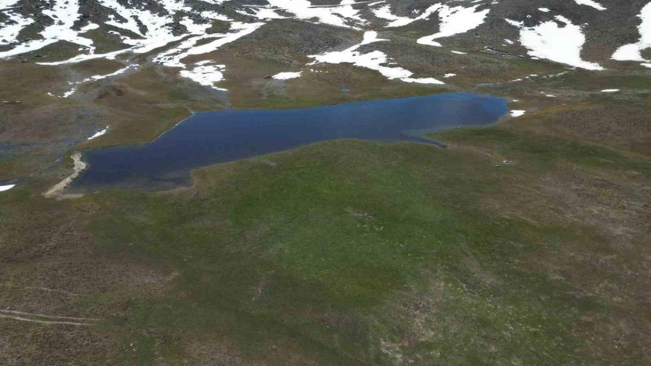 Bahar ve kış mevsimi aynı anda görüntülendi, ortaya eşsiz manzara çıktı