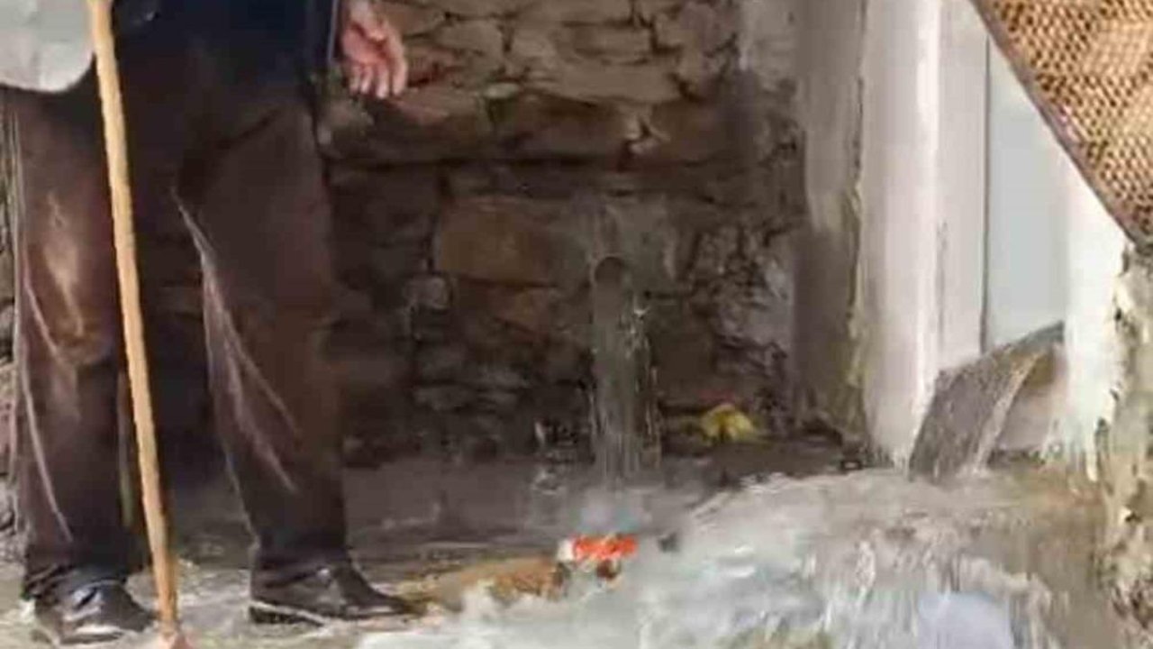 Bahçesaray’da dağlarda kar, mahallede sel