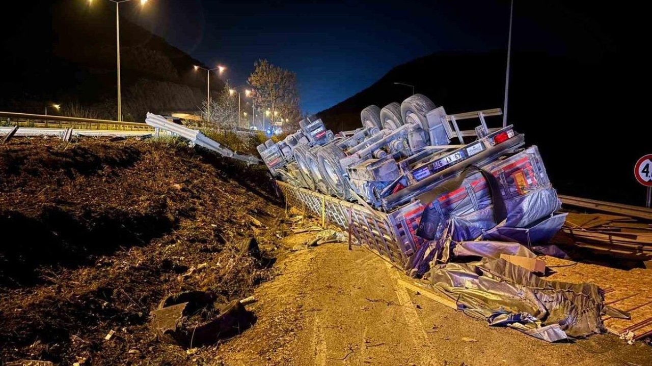 Bilecik’te devrilen tırın sürücüsü yaralandı