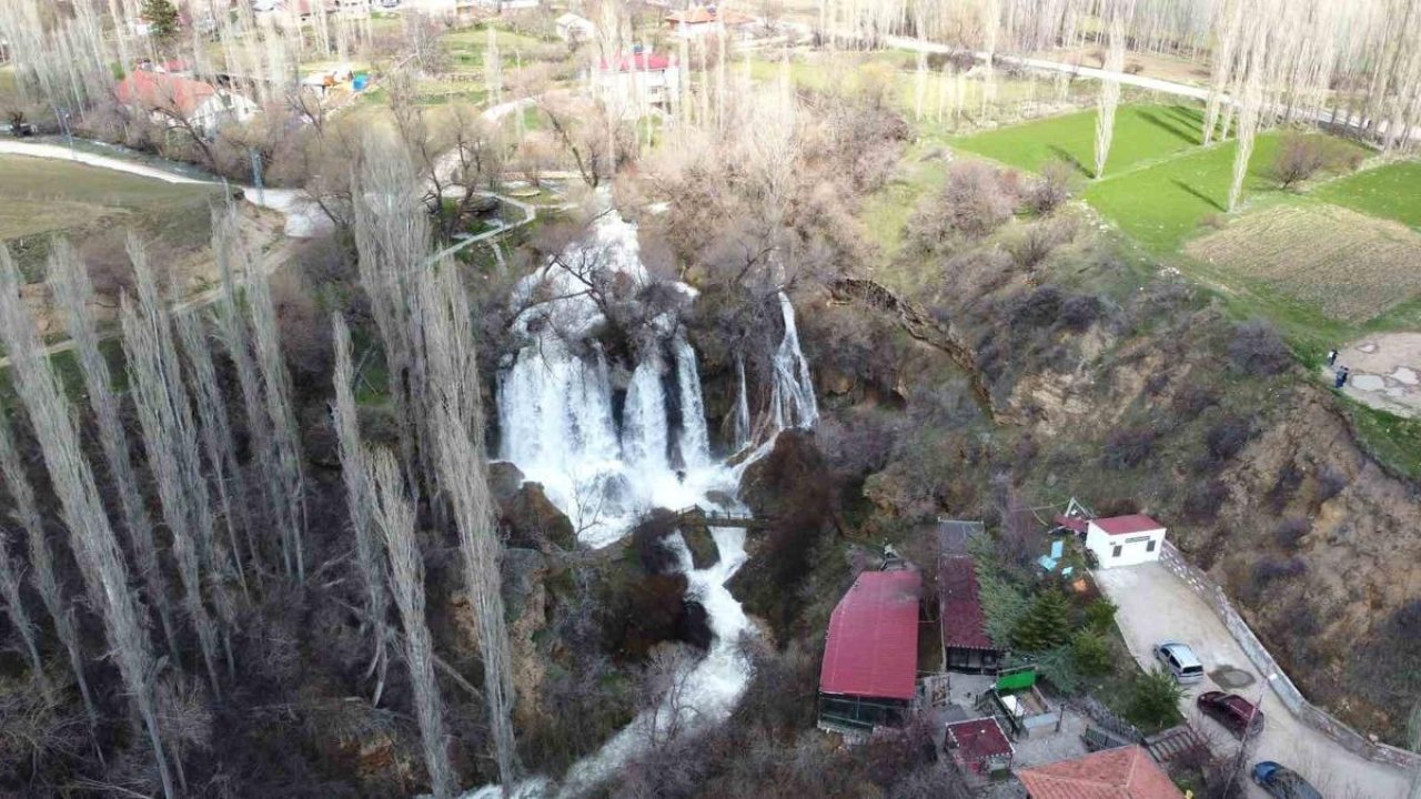 Bol yağışlar Sızır Şelalesi'ni de coşturdu