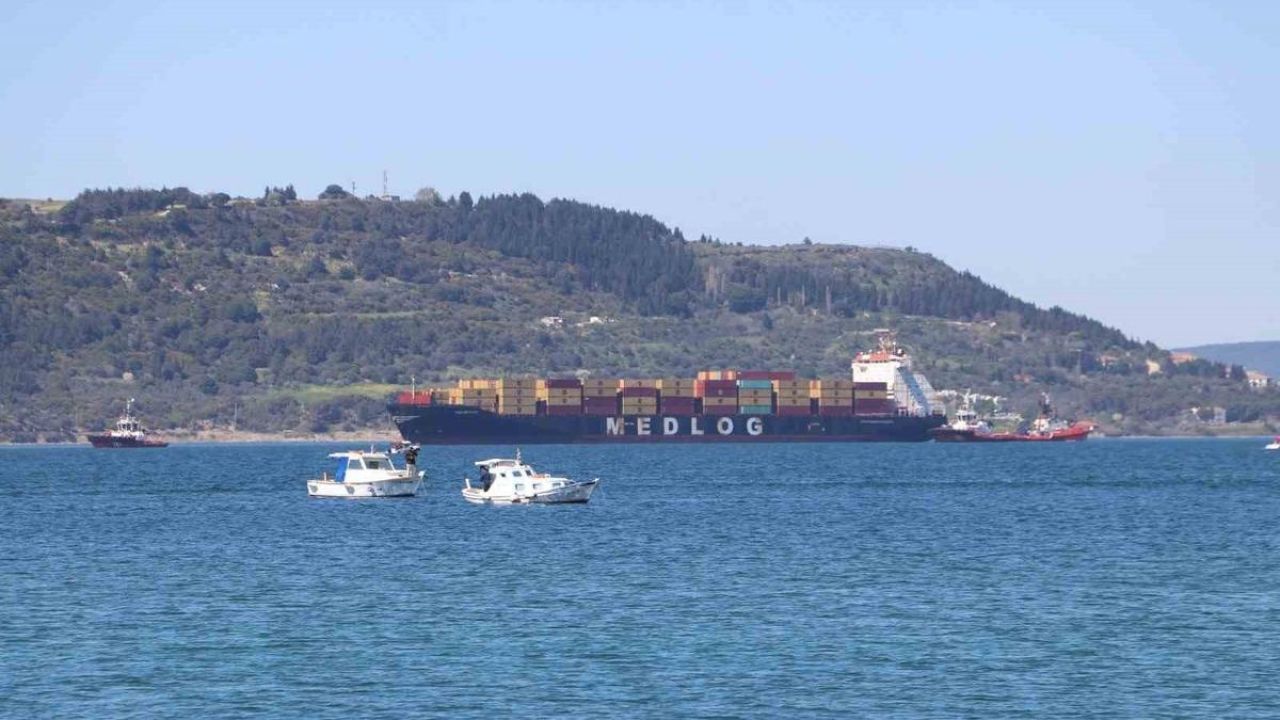 Çanakkale Boğazı’nda konteyner gemisi makine arızası yaptı