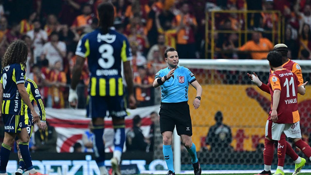 Derbide penaltı tartışması: Fenerbahçe yararlanamadı, Galatasaray isyan etti! 'Düşürülmesinin ardından karar devam'
