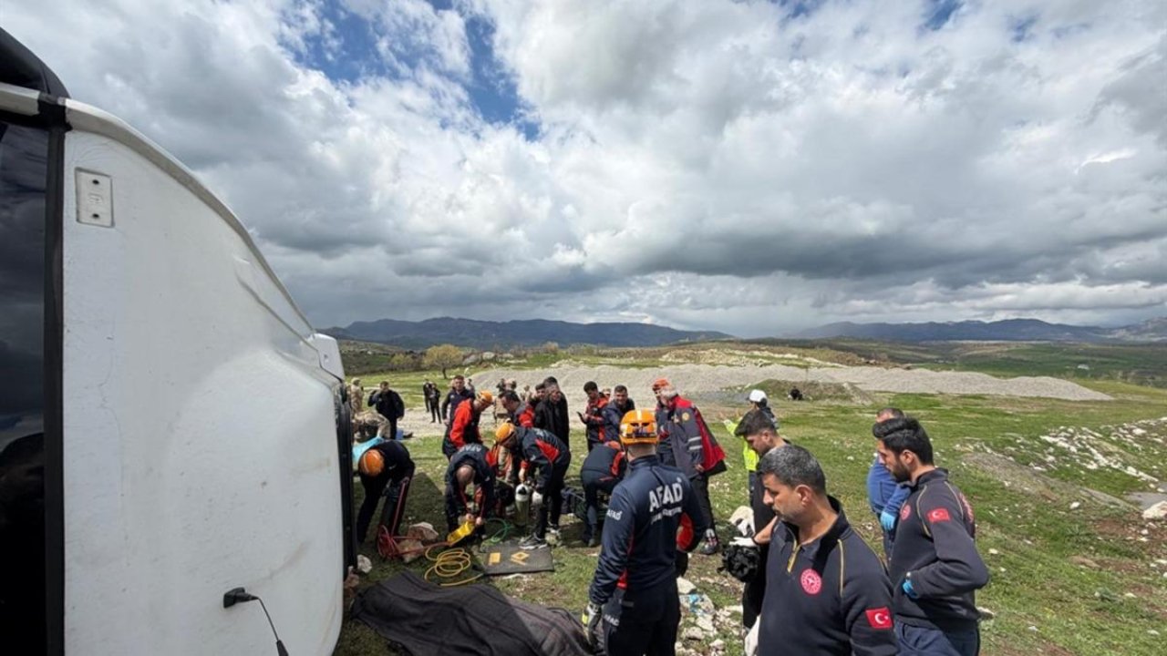 Diyarbakır’da yolcu otobüsü devrildi: Ölü ve yaralılar var