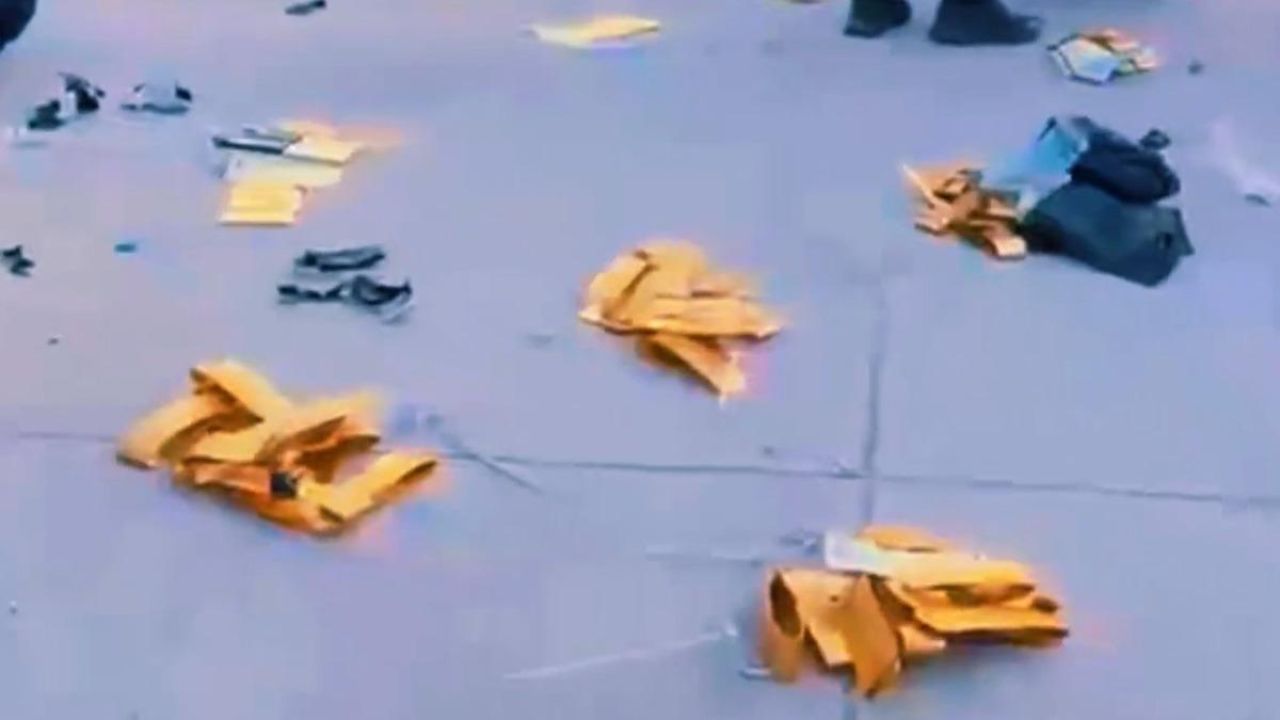 Durdurulan araçtan servet fışkırdı! Külçe külçe altın ve döviz