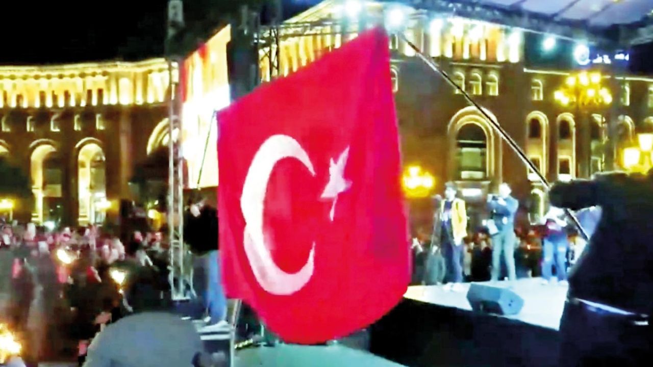 Erivan’da Türk bayrağını yaktılar.. Paşinyan kınadı