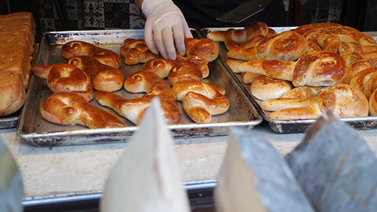 Eşiyle birlikte yaptığı poğaçalarla insanlara umut oluyor