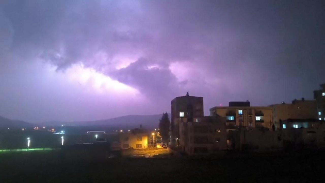 Gercüş’te şimşekler geceyi aydınlattı