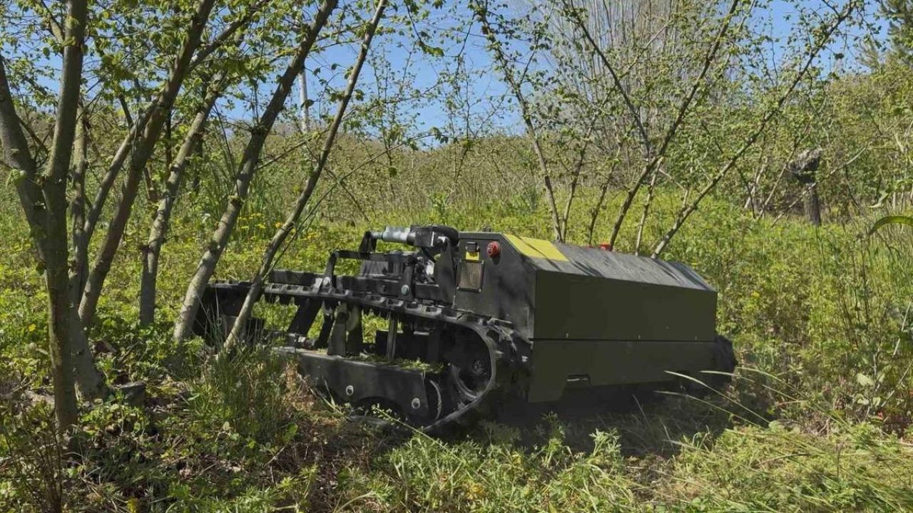 Günler süren işi 3 saatte bitiriyor, çiftçi ise hayretle izliyor