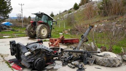 Hafif ticari araç ile çarpışan traktör ikiye bölündü: 5 yaralı