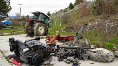 Hafif ticari araç ile çarpışan traktör ikiye bölündü: 5 yaralı