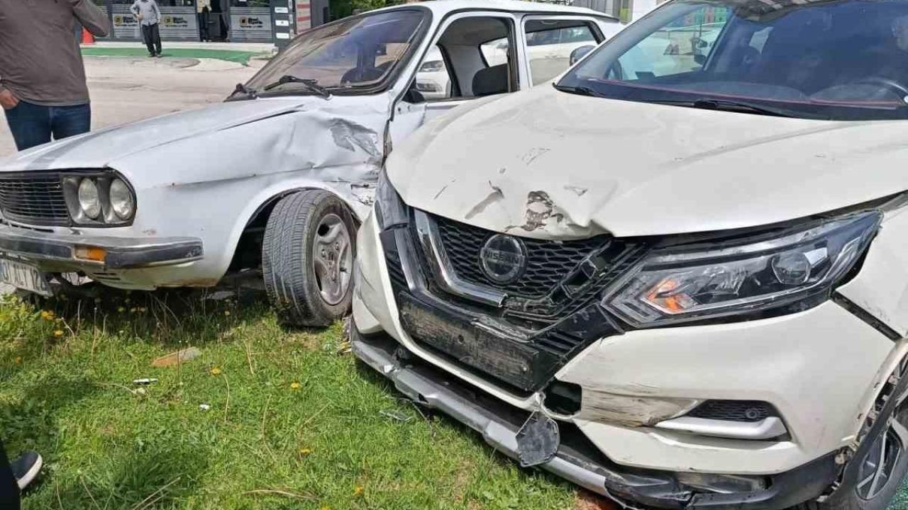 İki otomobilin çarpıştığı kaza anı kamerada