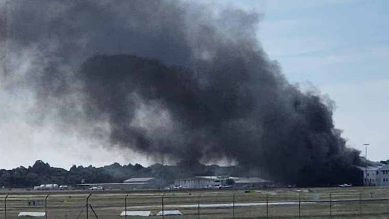 İniş sırasında kaza: Küçük uçak hangara çarptı