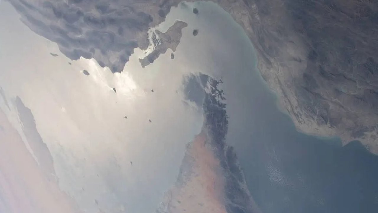 İran, Hürmüz Boğazı'nı kapattı