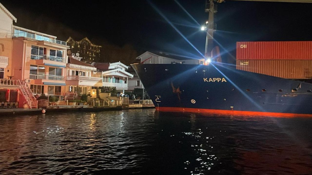 İstanbul Boğazı'nda gemi arızası! Yalılara çarpıyordu