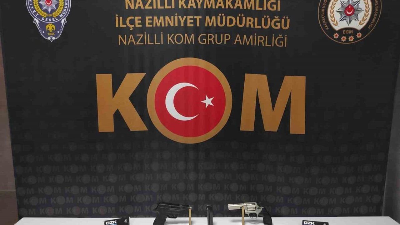 İşyerinde ruhsatsız silahlarla yakalandı