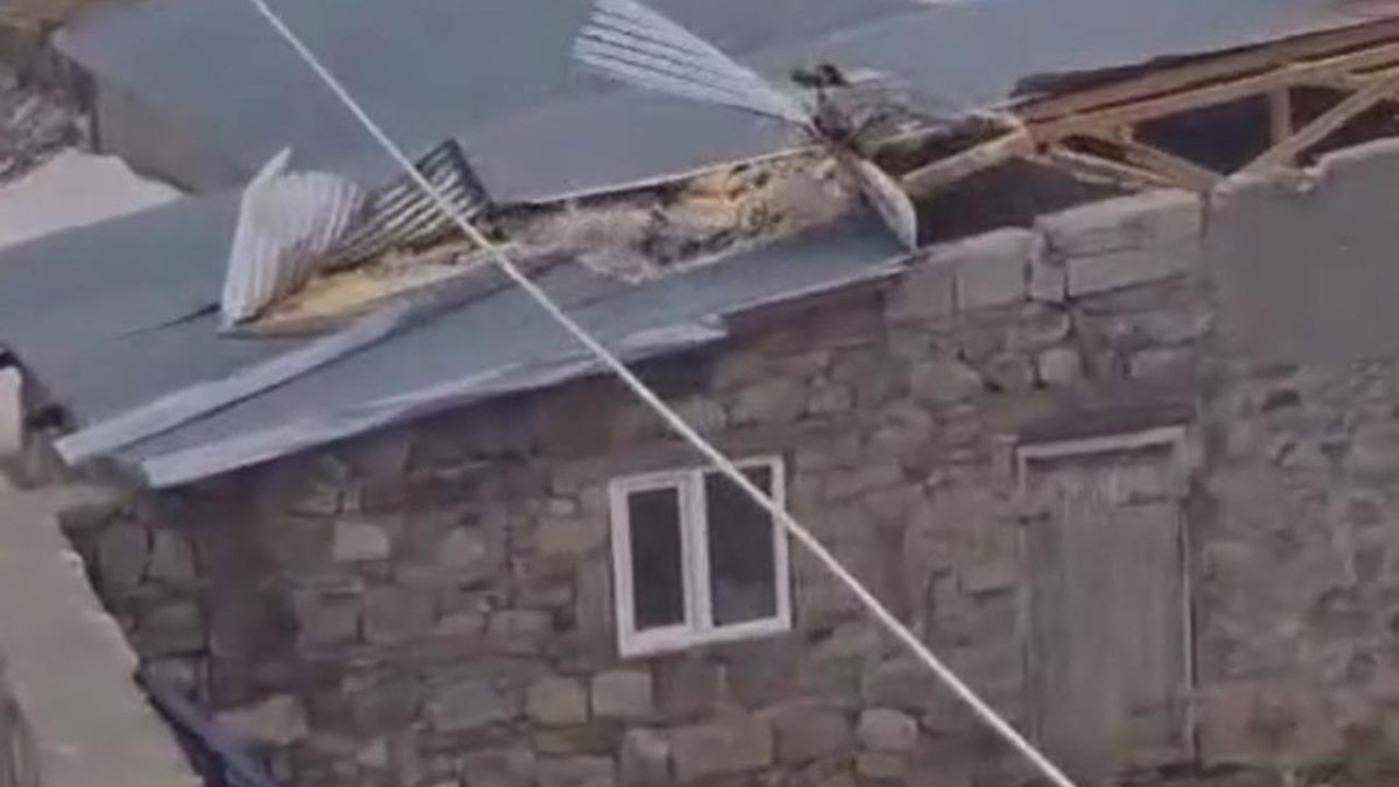 Kars'ta kuvvetli rüzgar çatıları uçurdu