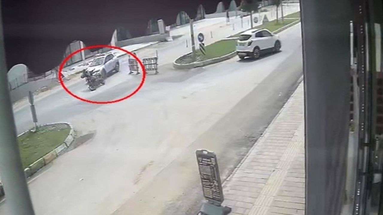 Kaza yapan motosikletli karşı yönden gelen minibüsün altında kaldı