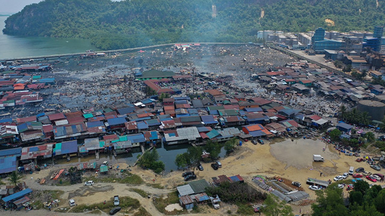 Malezya'da bir köy yangına teslim oldu: Yaklaşık bin ev küle döndü