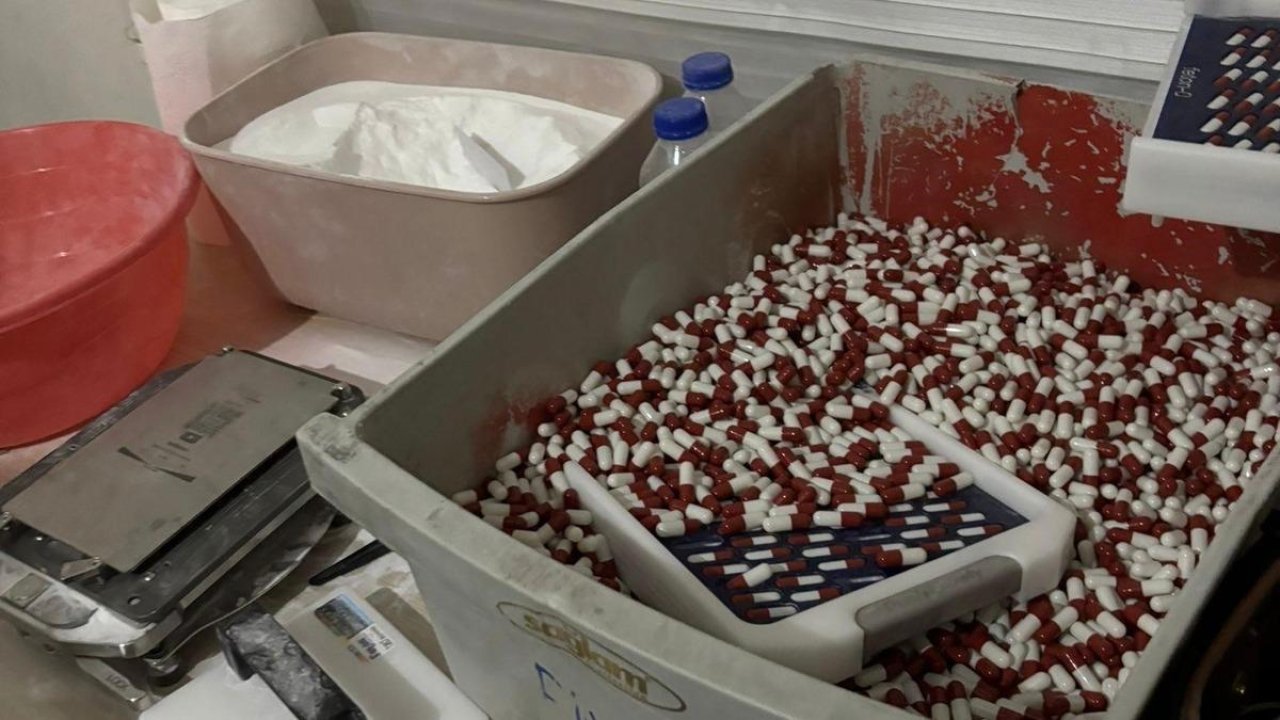 Mersin’de sentetik ecza imalathanesine operasyon: Binlerce hap ele geçirildi, 2 tutuklama