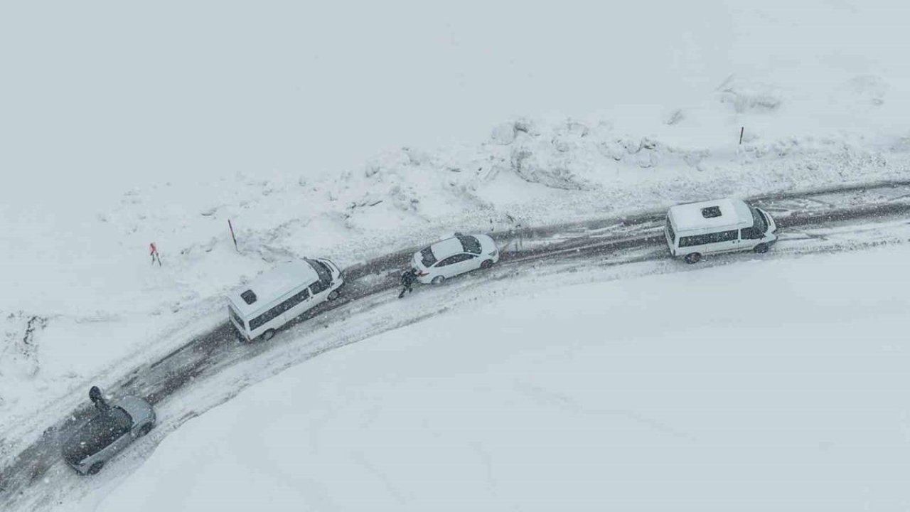 Muş’ta kar ve tipi: Mahsur kalan 50 kişi kurtarıldı