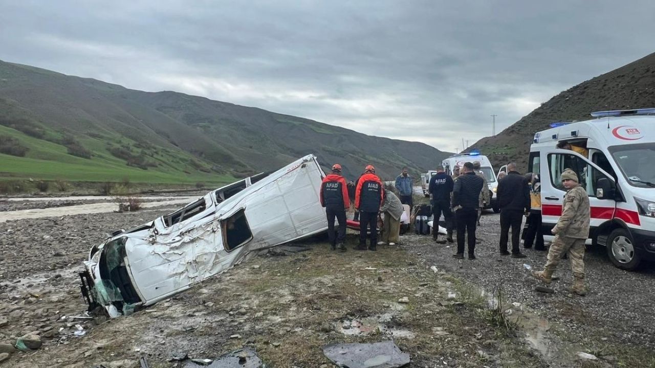 Muş'ta minibüs dere yatağına devrildi: 16 yaralı