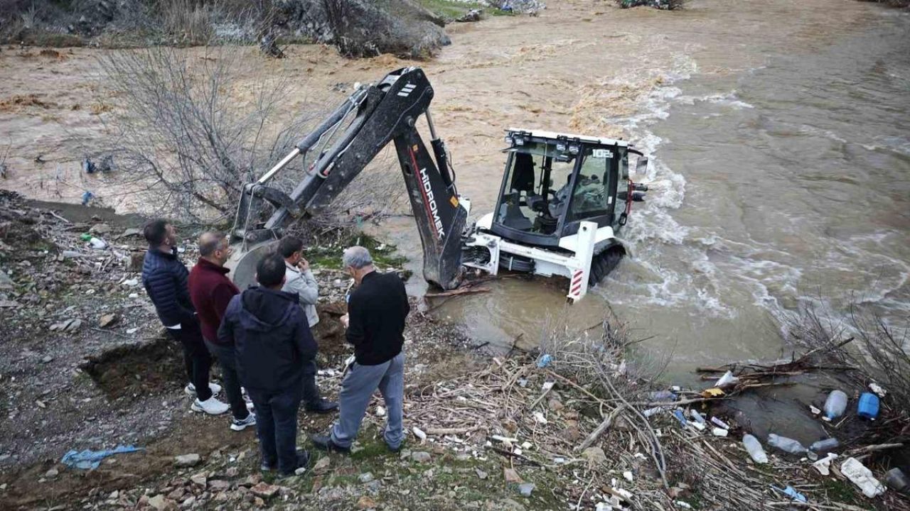Mutki’de dereye kapılan kepçe kurtarıldı