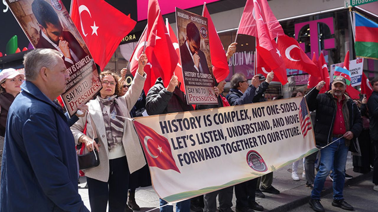 New York Belediye Başkanı Mamdani'nin Türkiye'yi hedef alan açıklamalarına Times Meydanı'nda protesto