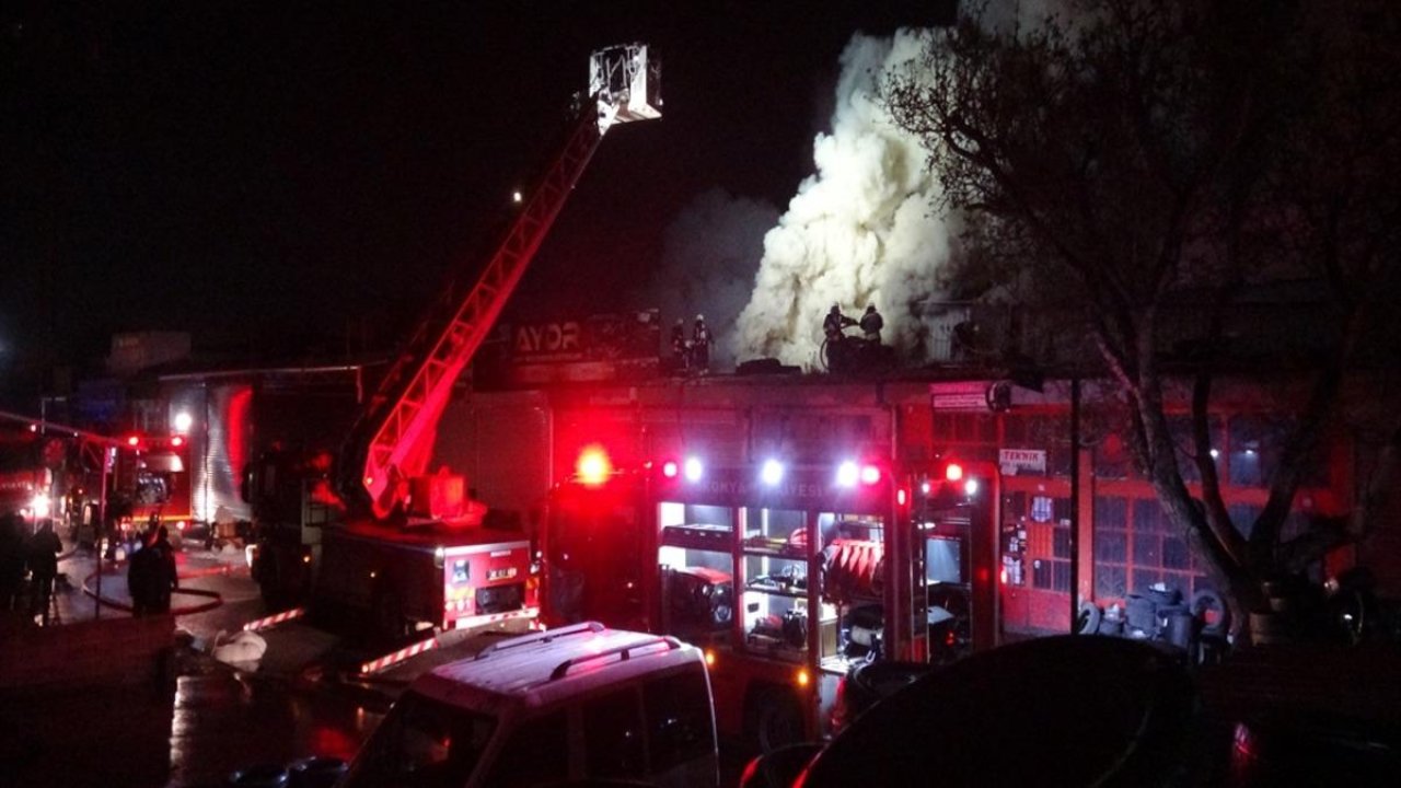 Oto elektrikçi dükkanında yangın: 1’i itfaiye personeli 2 yaralı