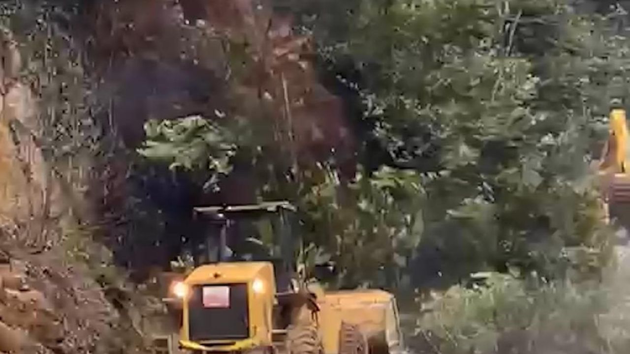 Rize’de heyelanı temizleyen iş makinesi 2. heyelandan son anda kurtuldu