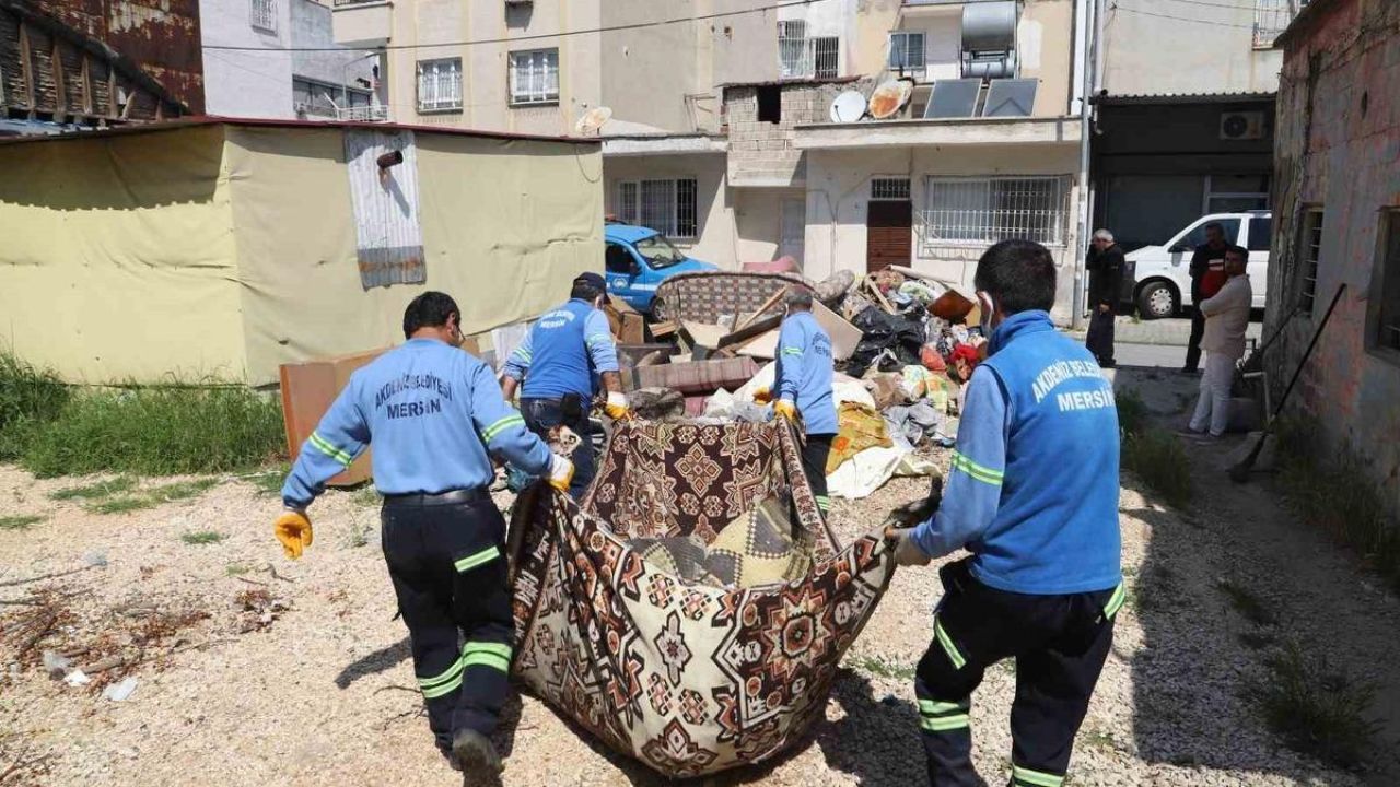 Sahiplerinin yaşamını yitirdiği evden bir kamyon çöp çıktı