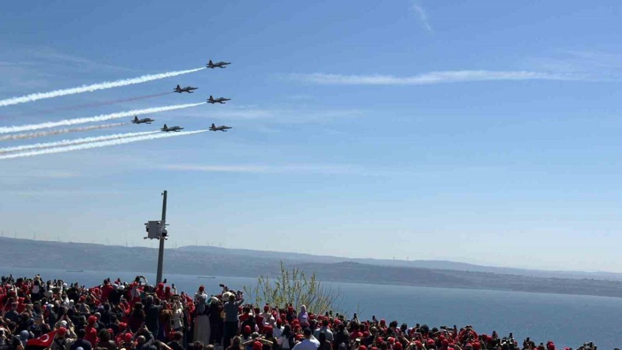 Şehitler Abidesi’nde Türk Yıldızları gösterisi nefesleri kesti