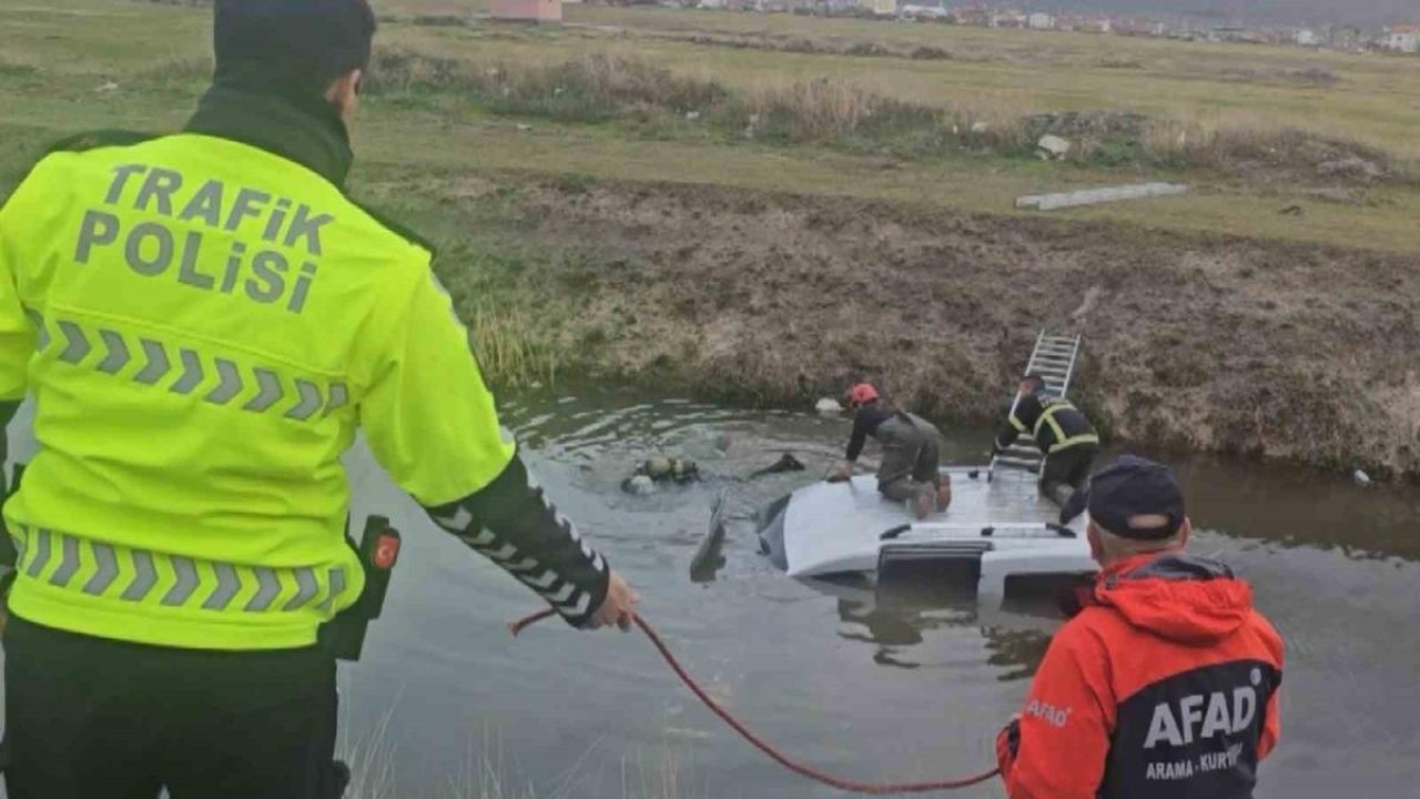 Su dolu kanala gömülmüş araç ekipleri alarma geçirdi
