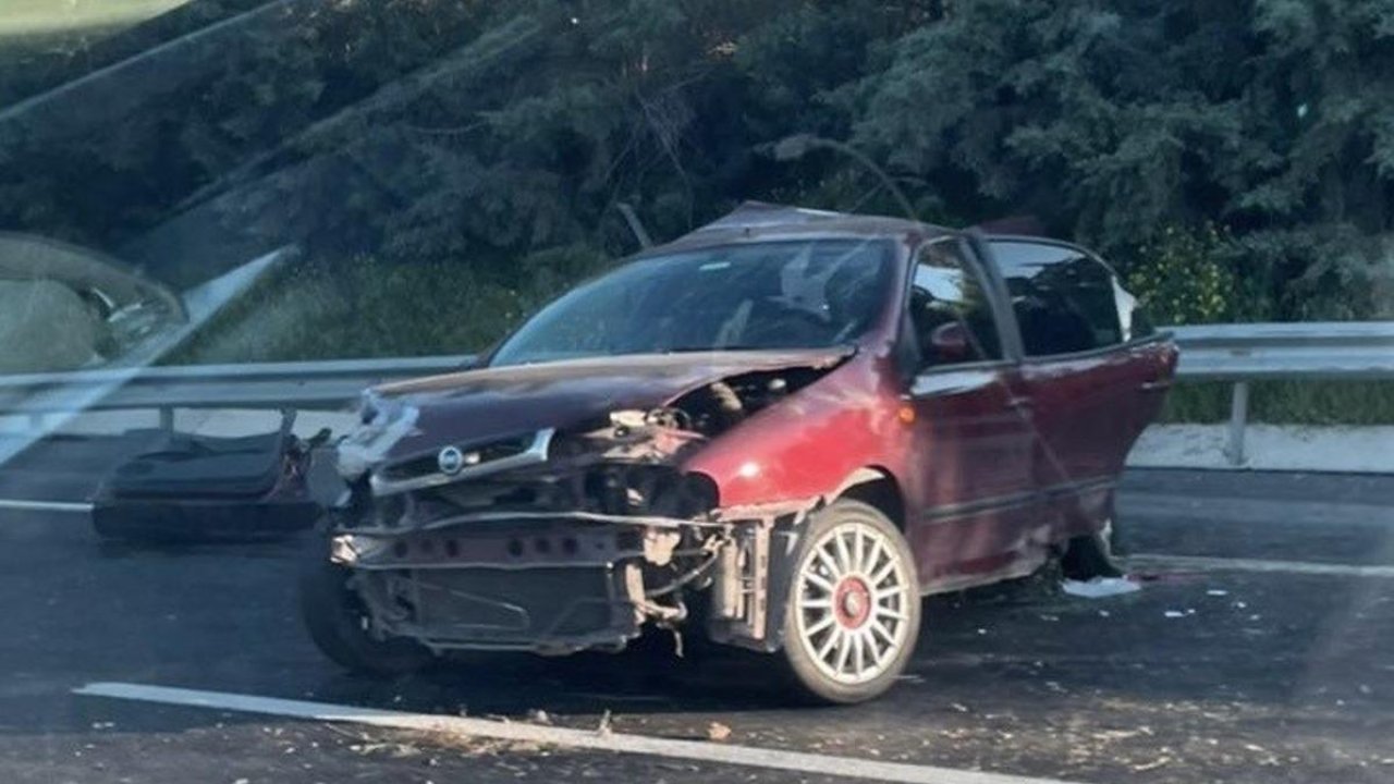 Tarsus’ta otomobiller çarpıştı: 1 ölü, 2 yaralı