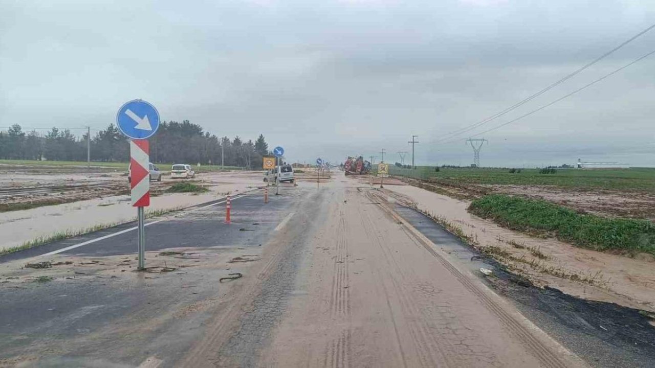 Taşkın iki ili birbirinden ayırdı