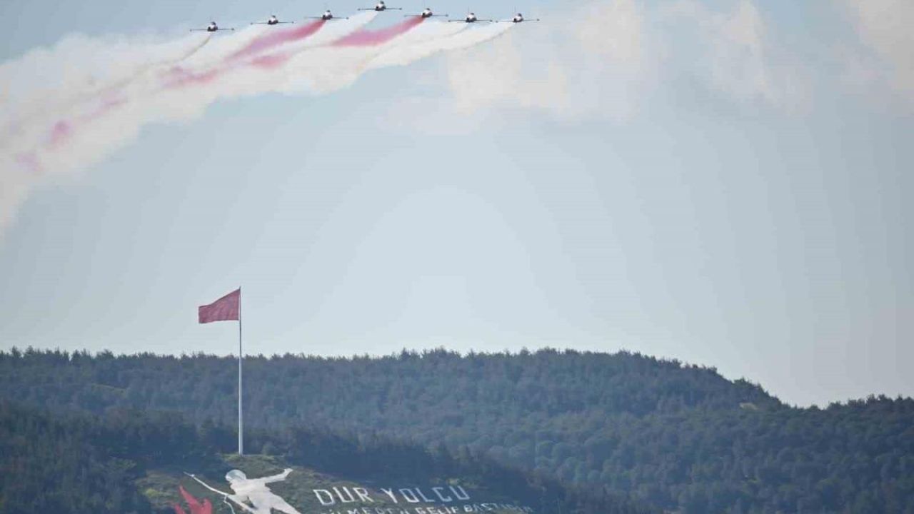 ‘Türk Yıldızları’ Çanakkale semalarında nefesleri kesti
