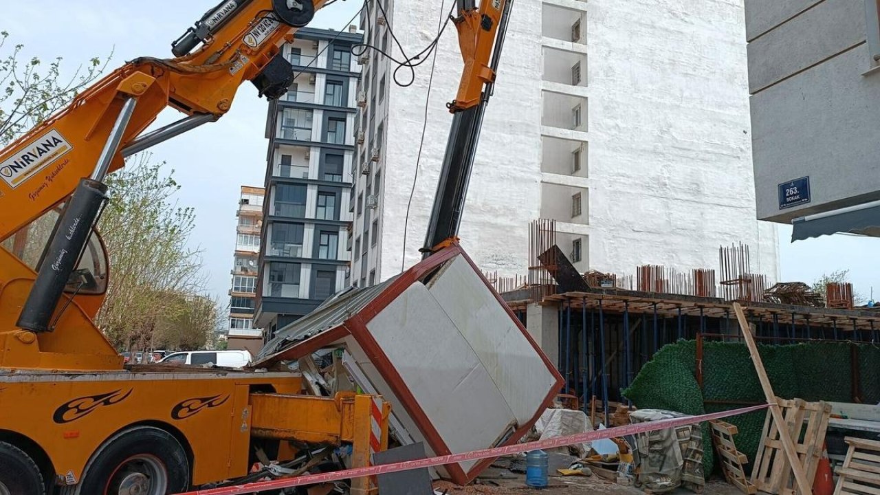 Vincin kırılan taşıma kolu, güvenlik kulübesine düştü; 2 işçi yaralandı