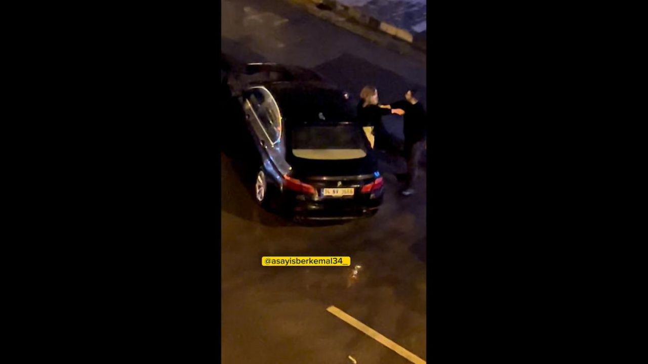 Yanındaki kadına şiddet uygulayıp zorla araca bindirdi... Tepki çekince saldırdı!