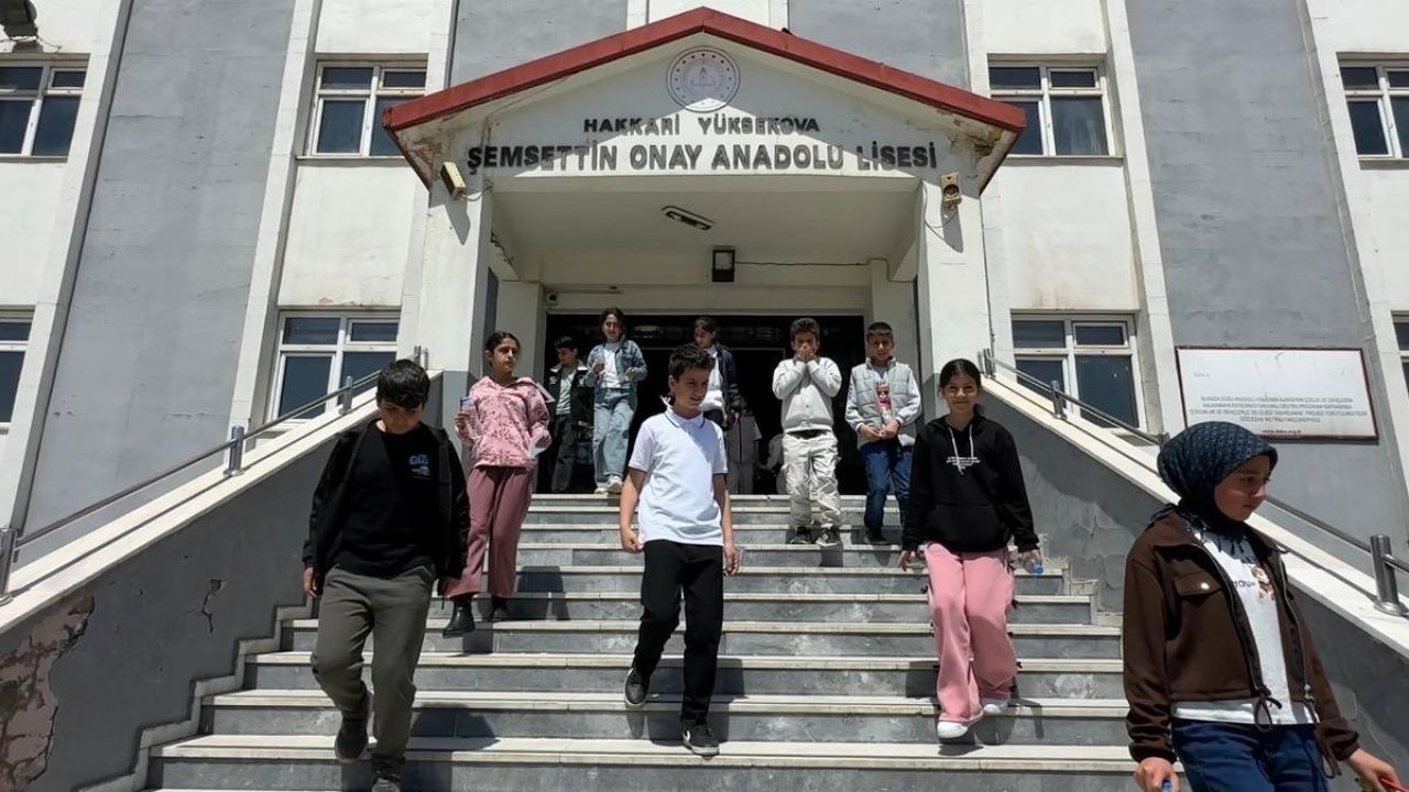 Yüksekova’da 4 bin 69 öğrenci bursluluk sınavında ter döktü