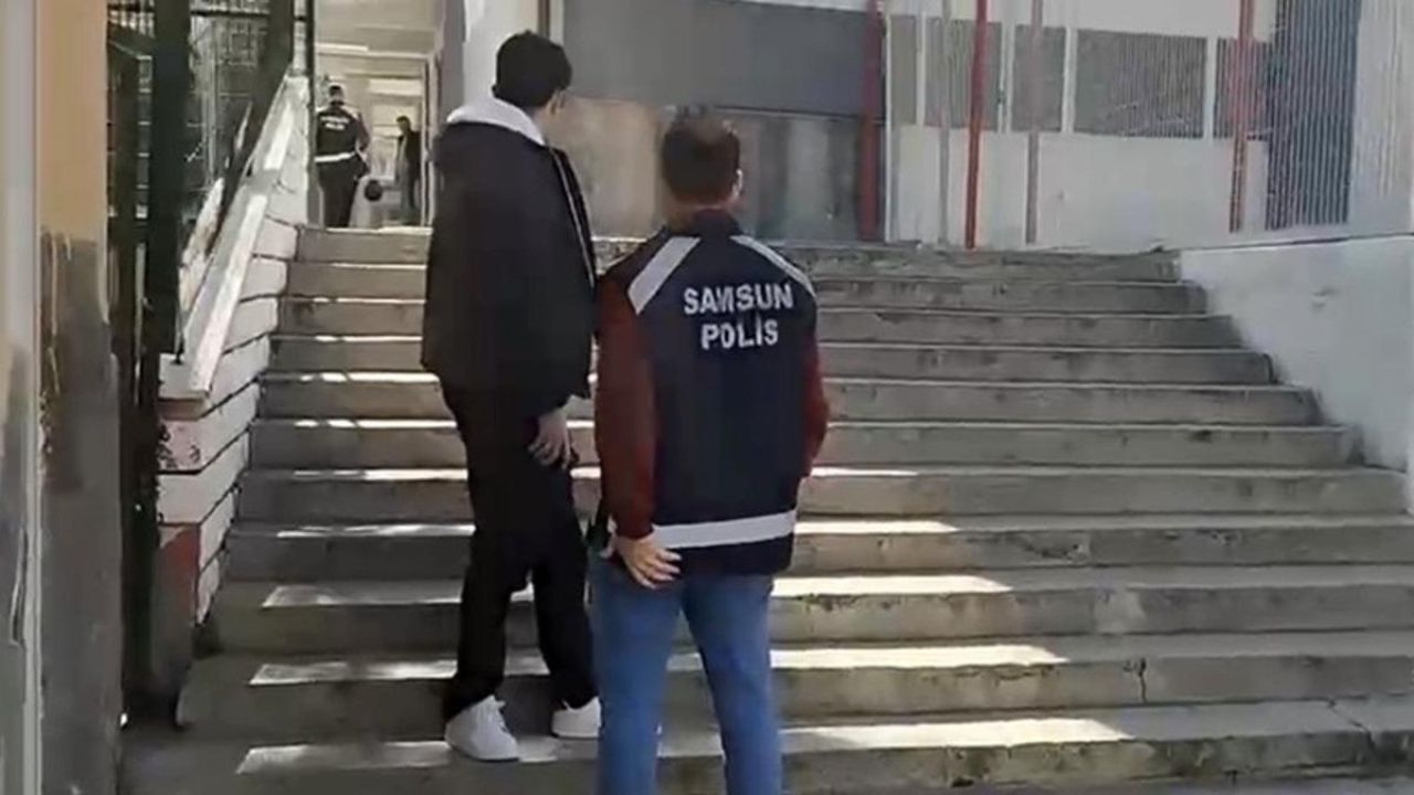 Zamanla yarışan polis kimliğini kaybeden öğrenciyi sınava yetiştirdi