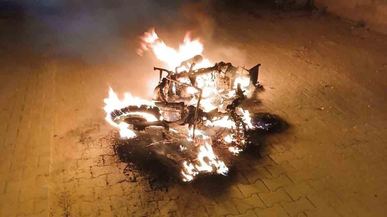 Ailesine kızdı, motosikleti sokak ortasına yaktı