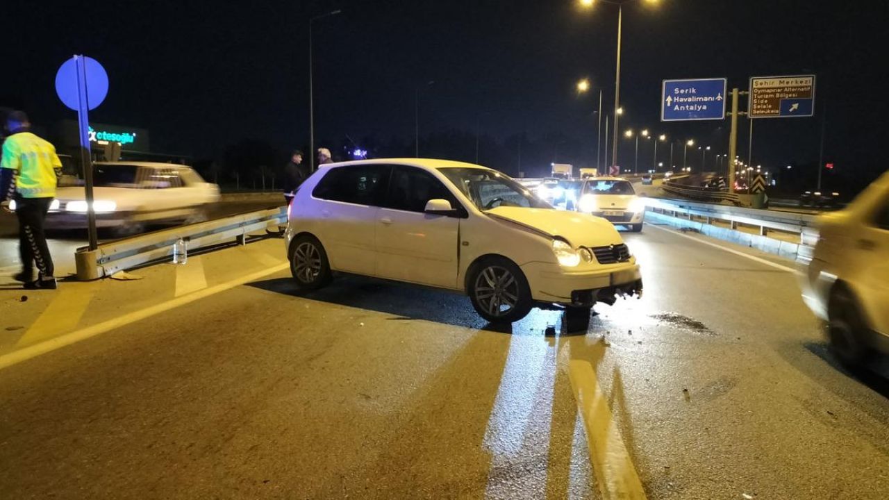 Antalya'da otomobil bariyerlere çarptı: 2 yaralı